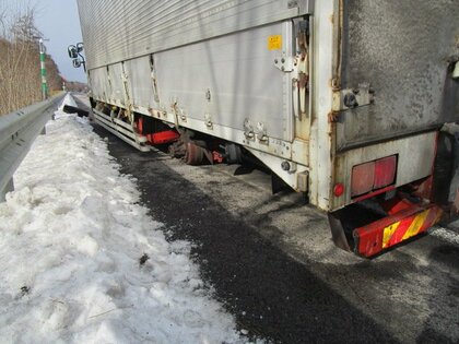 高速道路を走行中のトラックの左後輪から”ダブルタイヤ”脱落＿衝突事故やケガ人なしも路面が削れる被害＿60代ドライバー「11月上旬に自分で冬タイヤに交換した」警察が注意を呼びかけ〈北海道森町〉