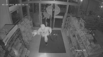 不審な4人組による一部始終映る…ドラッグストアで化粧品等の窃盗被害 チェーン5店舗で相次ぎ計500万円程か