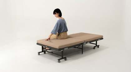 一畳半で眠れる未来へ。エムールがつくる空間を生むベッド｜片手で安全に開閉できるスマートスペースベッド誕生物語