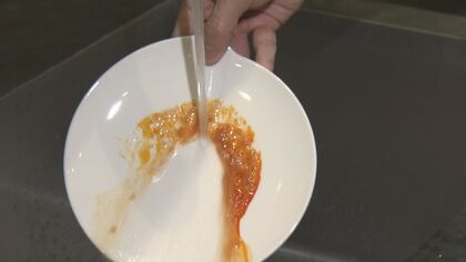 食器洗いが劇的に変化…“水だけ”で汚れが落ちる皿「メリオールデザイン」秘密は油汚れが浮き上がる特殊加工