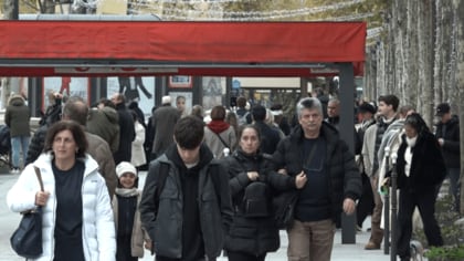 様々なルーツを持つ人が生活を営むパリ市内