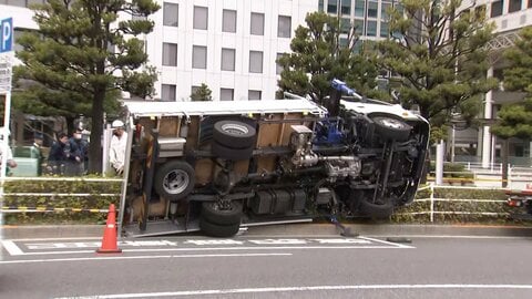 ガラス積んだトラックが横転…男性1人けが　積み荷を下ろす作業中に　りんかい線品川シーサイド駅前　