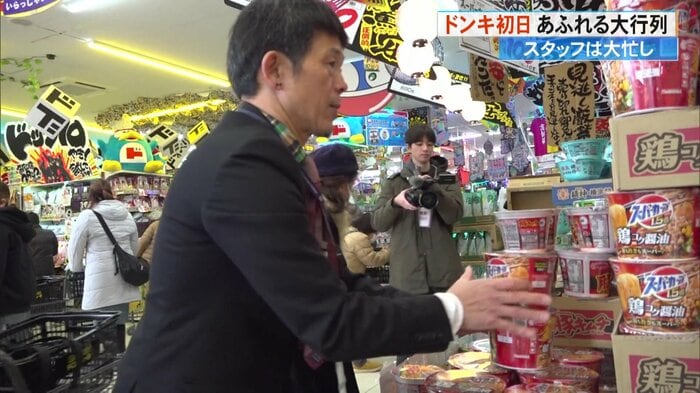 自ら品出し作業を行う伊藤店長