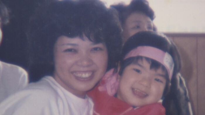 幼い頃の和華さんと母・智子さんの写真
