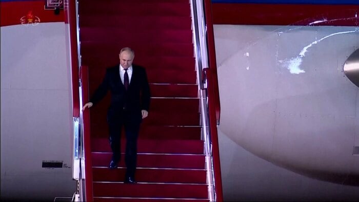 ロシアの"空中指揮所"IL-96-300PU型機から降りるプーチン大統領