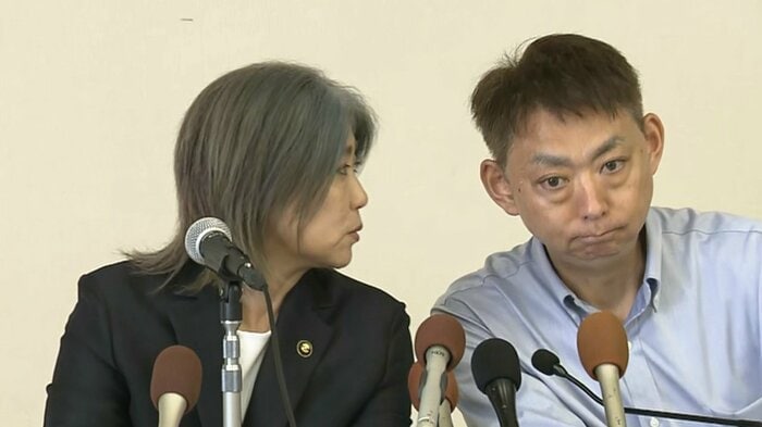 （左）田久保被告（右）福島弁護士