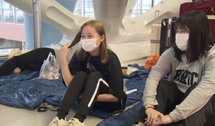 寝袋で一夜を過ごした大学生