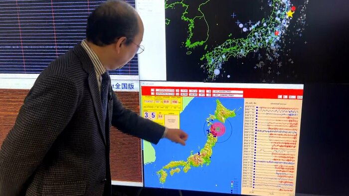 インタビュー中も実際に青森沖の地震計でM3.5 の地震を観測 リアルタイムで各所に伝えられる