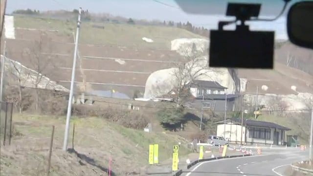 国道を走ると見えてくる巨石 車を停めて眺める人も