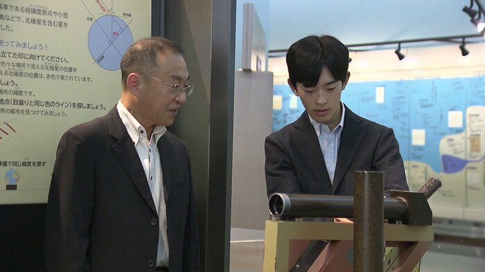 悠仁さまに四分儀の説明をする長谷川裕之さん