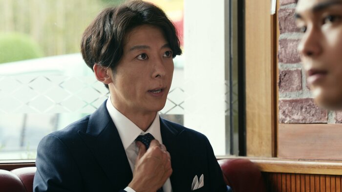 ネクタイを締め直して…