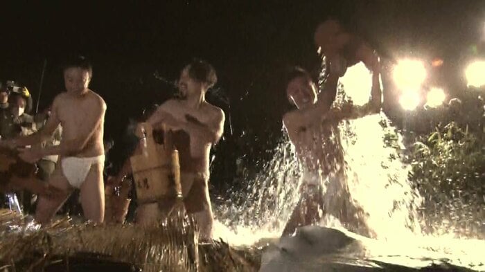 まずは水を浴び身を清める