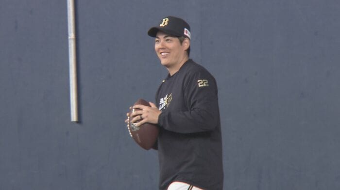 試合前練習中の九里亜蓮