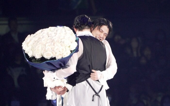 大きな白いバラの花束を持って現れた羽生さん