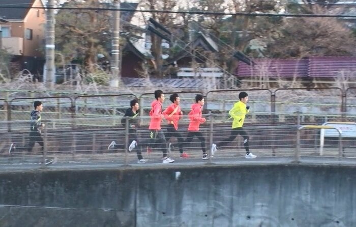 早朝から走りこむ選手たち