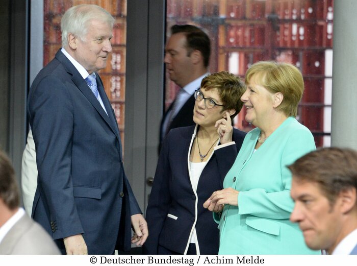 CSU代表とCDU代表のメルケル首相（2019年・ドイツ連邦議会提供）