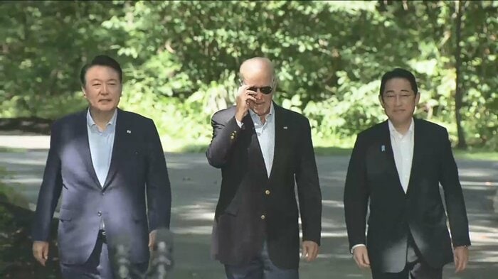森林に囲まれた環境で…3首脳はノーネクタイ姿