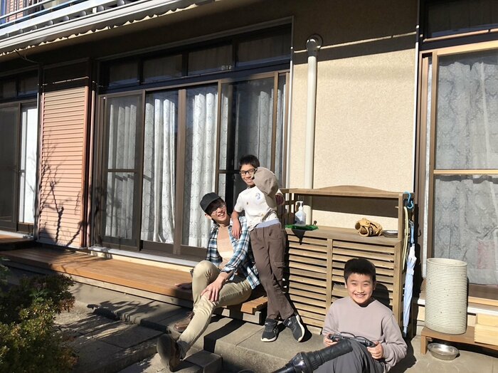 「野川のえんがわ こまち」の縁側で遊ぶ子どもたち