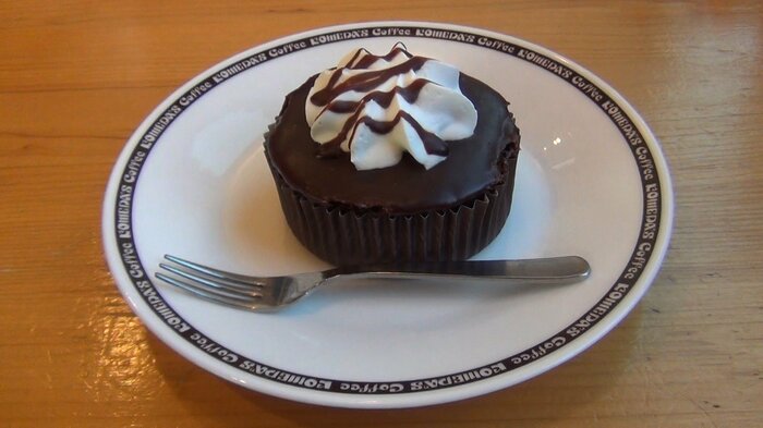 明治はサステナブルなカカオ豆を使ったチョコレートケーキをコメダ珈琲店で販売