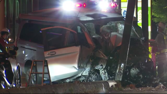 ワンボックスカーが中央分離帯に衝突 1人死亡 1人大けが 高速を下りて県道に出る際、衝突したか