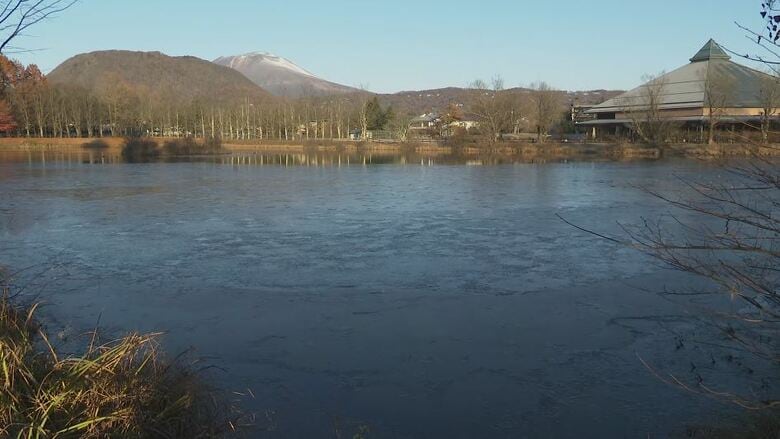 軽井沢は氷点下5.9度まで冷え込む　池には薄い氷　「やばい、芯から冷える」｜FNNプライムオンライン