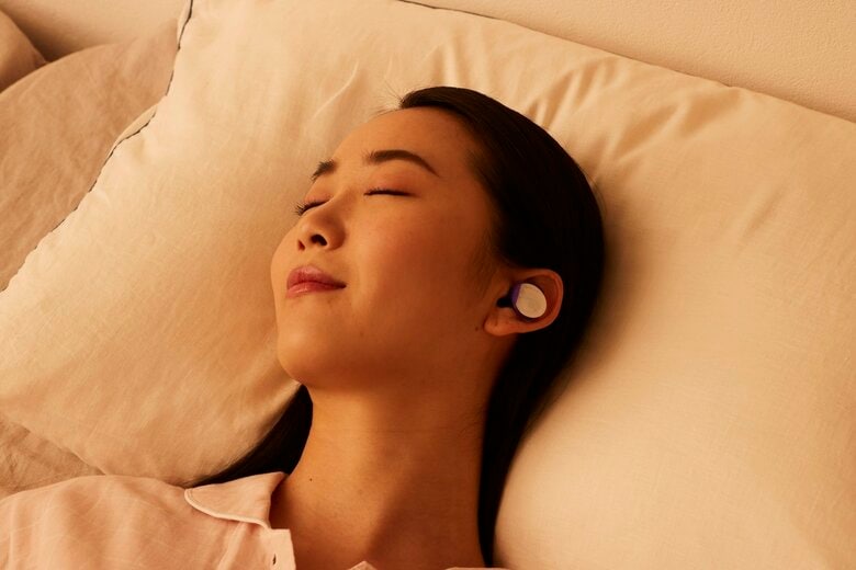 「温かい耳栓」新発想の“安眠グッズ”に大反響…耳を温めると眠くなる理由を小林製薬に聞いた｜FNNプライムオンライン