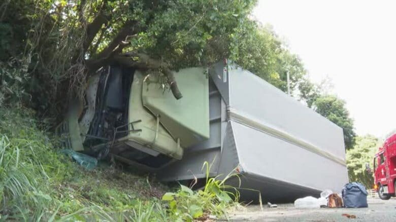 運転中に意識失った可能性も　伊方町で大型トラックが横転　対向車線の道路わき斜面に衝突【愛媛】｜FNNプライムオンライン