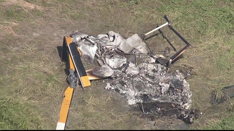 畑に突き刺さった白い尾翼…ヘリの機体が空中で3つに分離し墜落か？50歳の操縦士と70歳の整備士が死亡｜FNNプライムオンライン
