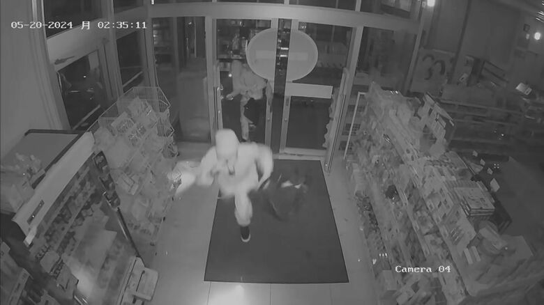 不審な4人組による一部始終映る…ドラッグストアで化粧品等の窃盗被害 チェーン5店舗で相次ぎ計500万円程か｜FNNプライムオンライン