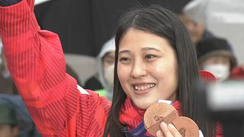 「次の目標は金」“銅メダル2個”スキージャンプ丸山希選手が地元に凱旋　人口約3500人の野沢温泉村で32年ぶりの五輪メダリスト　村民「誇らしい」　ミラノ・コルティナ五輪｜FNNプライムオンライン