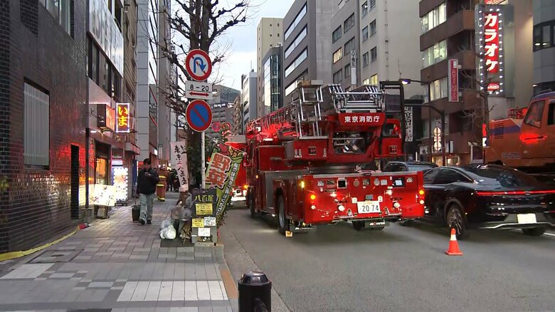 【続報】乗客「足下が熱くなって…」JR八丁堀駅でエスカレーターから煙上がり構内に充満「光のようなもの見えた」京葉線運転見合わせ｜FNNプライムオンライン