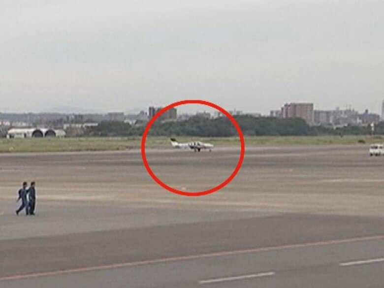 上空で試験飛行中の小型飛行機から“非常用脱出窓”が落下「窓が突然開いて風圧で飛んだ」約90cm四方のプラ製｜FNNプライムオンライン