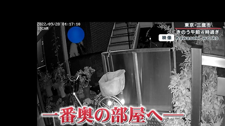 一番奥の部屋で扉の様子をうかがう男