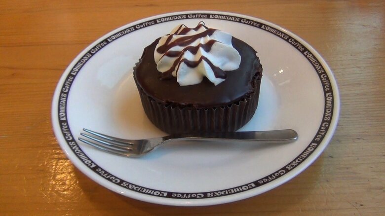 明治はサステナブルなカカオ豆を使ったチョコレートケーキをコメダ珈琲店で販売