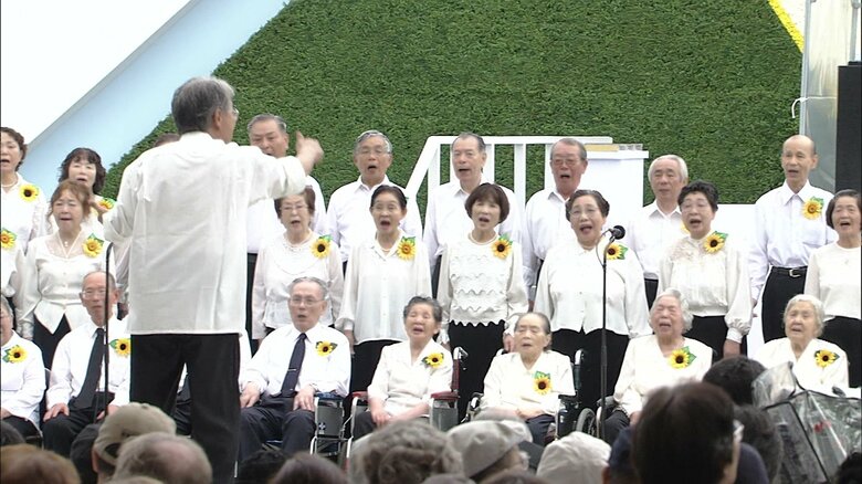 平和祈念式典で平和への祈りを歌に込めていた（2010年）