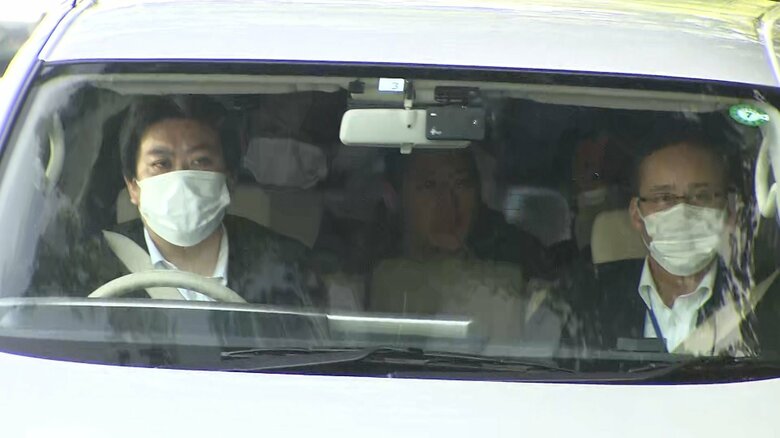 笑顔で警視庁に入るつばさの党幹事長の根本良輔容疑者　5月17日