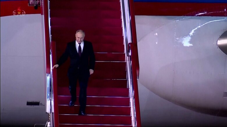 ロシアの"空中指揮所"IL-96-300PU型機から降りるプーチン大統領