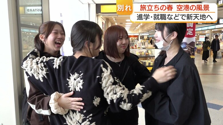 姉妹で抱き合って別れを惜しむ