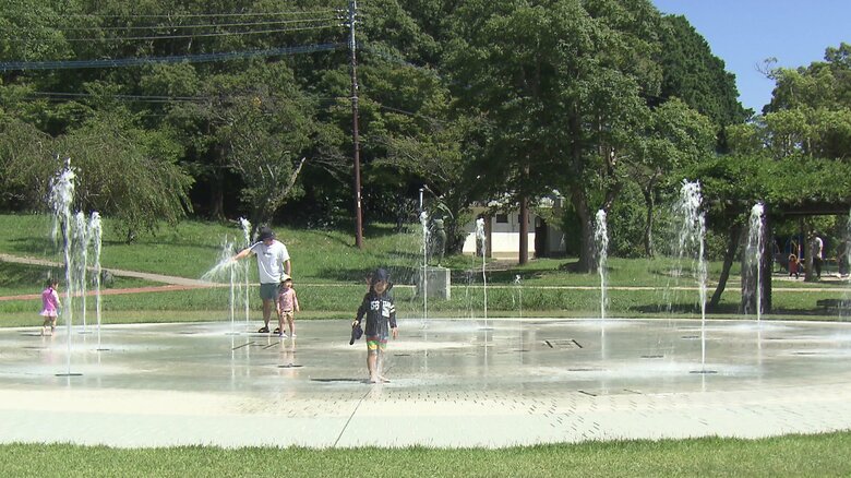 午前中から30℃を超えていても親子で水浴びする姿が