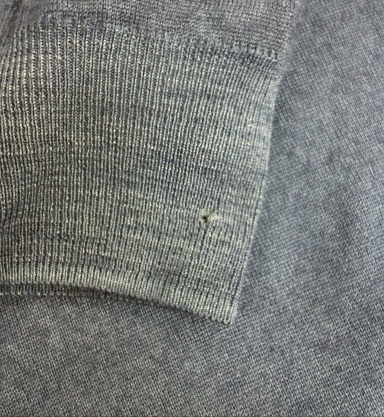 虫食い衣類（提供：エステー株式会社）