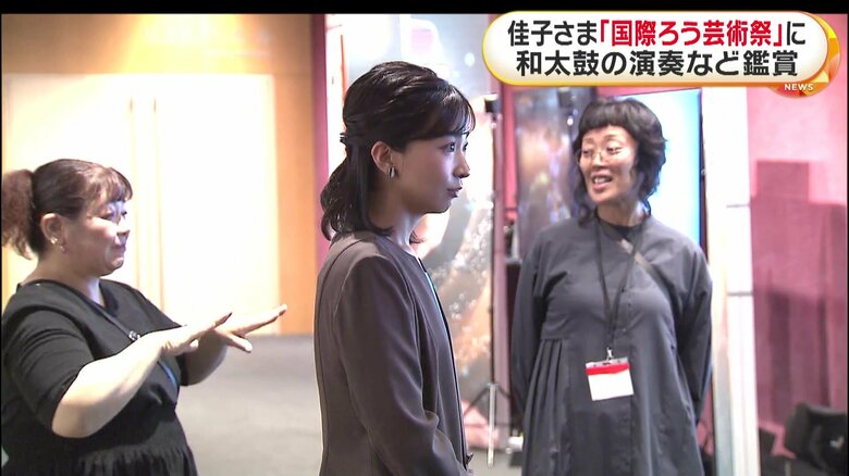 展示に手話で質問される佳子さま