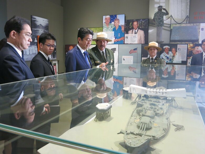 「アリゾナ記念館」で担当者の説明に耳を傾ける安倍首相（当時）