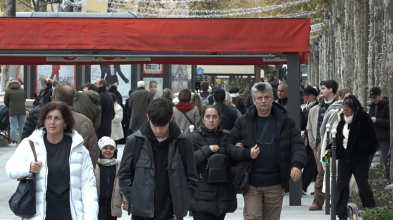 様々なルーツを持つ人が生活を営むパリ市内