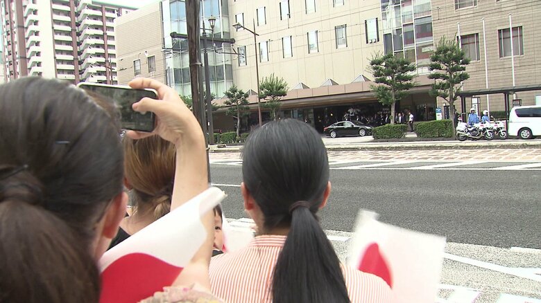 お姿を写真に残そうと必死でスマホを掲げる人たち