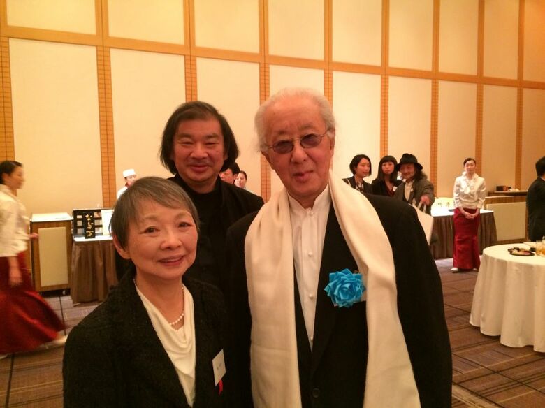 磯崎新氏、母親の坂幸子さんと 2015年1月　帝国ホテル Courtesy of Shigeru Ban Architects