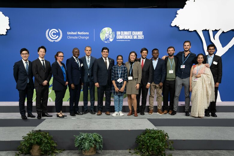 写真「アースショット」最終候補者たちと前田氏（左から2人目）。15歳のインド人女子学生も。