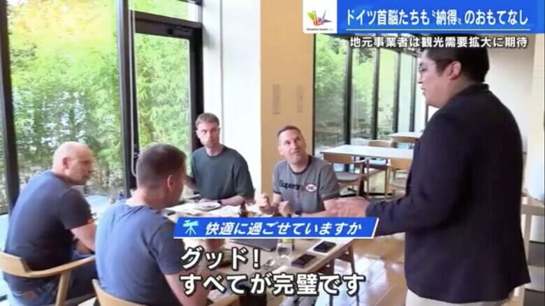 ドイツ空軍の兵士たちに声をかける阿部総支配人（右）