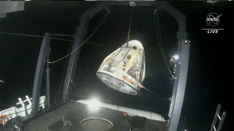引き揚げられる宇宙船（NASA）