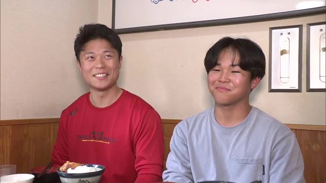 練習後の食事　ひとつ年上の福田悠航選手と