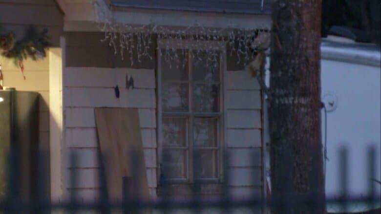 銃乱射が起きた住宅には当時10人程度がいたという